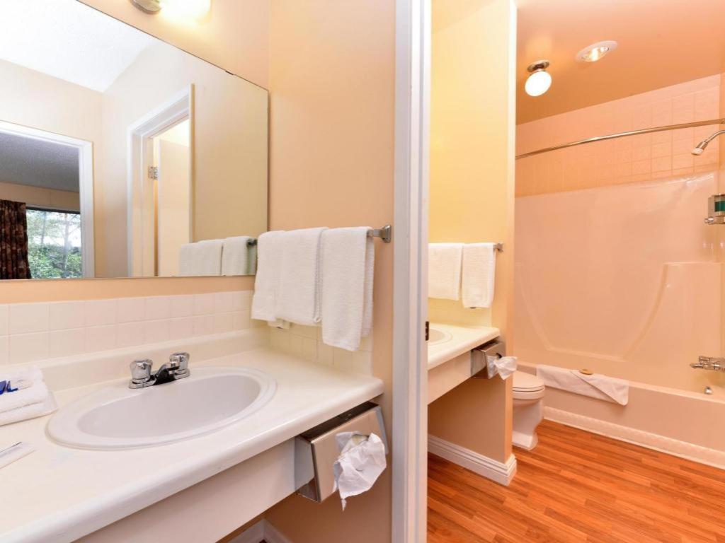 Canadas Best Value Inn Whitecourt Exteriör bild