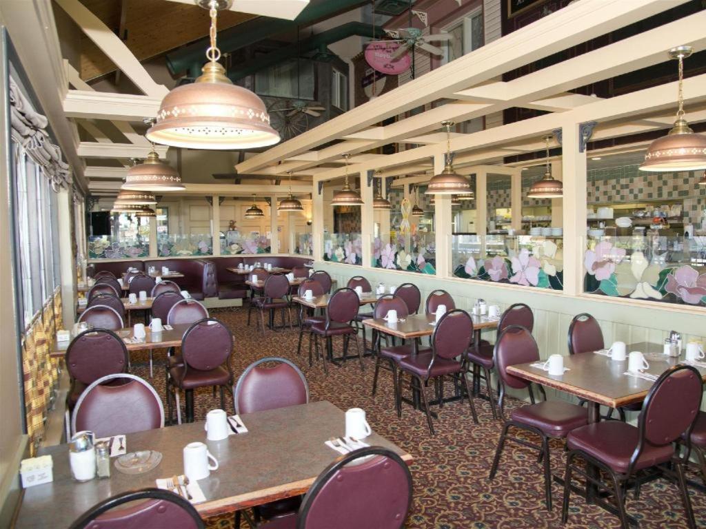 Canadas Best Value Inn Whitecourt Exteriör bild