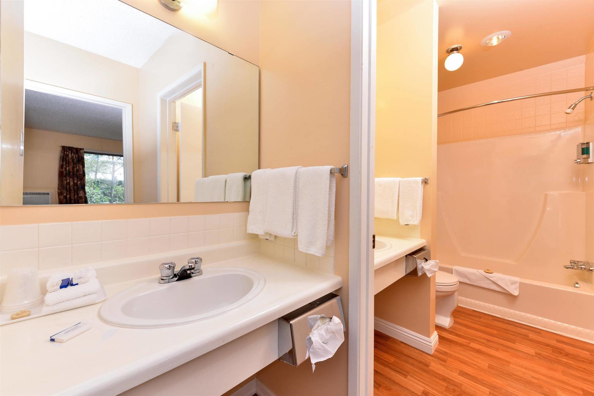 Canadas Best Value Inn Whitecourt Exteriör bild